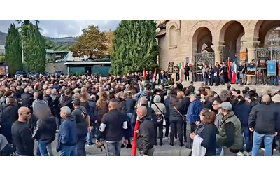 Mille nostalgici del fascismo a Predappio per l’anniversario della Marcia su Roma: saluti romani davanti alla tomba di Mussolini