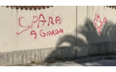 Minacce alla premier Meloni scritta Spara a Giorgia e accanto la stella a cinque punte delle Brigate rosse