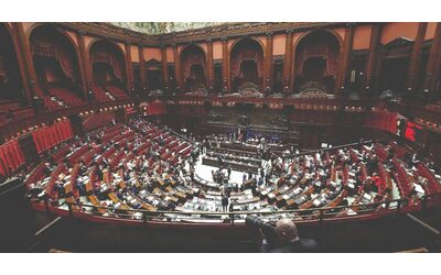 Ministri leghisti assenti alla Camera mentre si discutono le comunicazioni di Meloni. Faraone (Iv): “Ecco la vostra unità”. Poi arriva Giorgetti