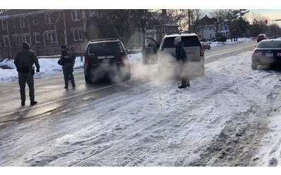 Minneapolis il momento in cui gli agenti sparano a bruciapelo alla donna che fugge Video