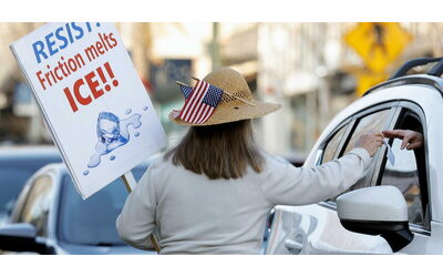 Minneapolis, in migliaia alla marcia contro l’Ice. Arrestata con il padre una bambina ecuadoriana di due anni