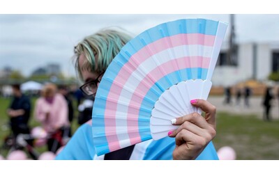 Minori trans, le associazioni contro il ddl sulla disforia: “I ragazzi saranno schedati. Altro che tutela, lo scopo è contenere”