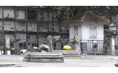 Modena i senza fissa dimora dormono nei loculi vuoti del cimitero di San Cataldo