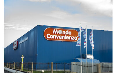 Mondo Convenienza, operai in picchetto contro il rinvio degli aumenti al 2028: “Patto al ribasso tra azienda e sindacati”