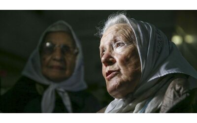 È morta Nora Cortiñas, leader e simbolo delle Madri di Plaza de Mayo: aveva 94 anni