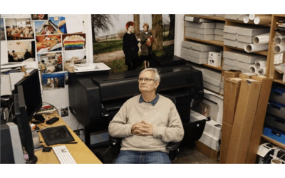 Morto a 72 anni il fotografo inglese Martin Parr ha raccontato con ironia e sarcasmo i vizi della societ contemporanea