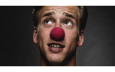 È morto Filippo Bonacchi: l’attore e ballerino stava facendo clownterapia all’Ospedale Niguarda di Milano