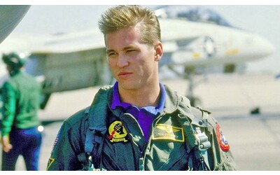 È morto Val Kilmer, da Top Gun a Batman e fino a Jim Morrison: addio all’attore con una carriera di alterne fortune, che fu conteso da Cindy Crawford e Angelina Jolie