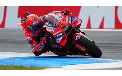 MotoGP, ribaltone a Barcellona: Alex Marquez cade nel finale, il fratello Marc ne approfitta e vince la sprint. Bene Di Giannantonio
