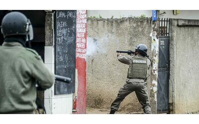Mozambico, 6mila detenuti evasi dal carcere di massima sicurezza: 33 morti. L’opposizione: “C’è un piano dietro le violenze e i saccheggi”