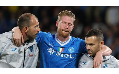 Napoli, lungo stop per De Bruyne: gli esami confermano le prime sensazioni, c’è lesione