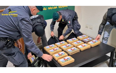 Narcotraffico dal Sud America, sequestrati 215 chili di cocaina a Catania: la droga nascosta tra la frutta esotica – Video