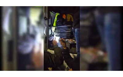 Nasconde 87 chili di cocaina (del valore di 10 milioni di euro) nel trattore: arrestato trafficante a Civitavecchia – Video
