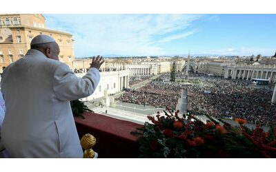 Natale, il messaggio di Papa Francesco: “Tacciano le armi in Medioriente. In Ucraina si apra la porta al dialogo per una pace giusta”