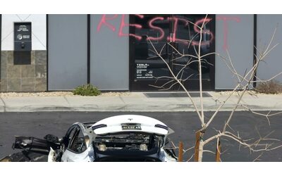 Negli Usa tre incriminati per atti vandalici contro Tesla. “È terrorismo interno”