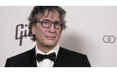 Neil Gaiman accusato ancora di violenza sessuale, otto donne accusano lo scrittore britannico. Gli avvocati respingono le accuse: “Incontri consensuali”