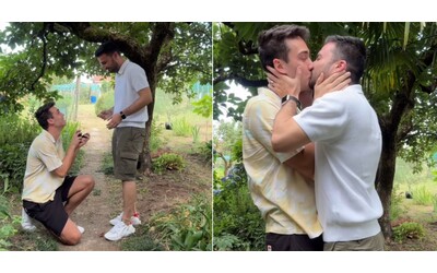 “Nel mio posto preferito ha detto sì”: l’influencer Emanuele Ferrari fa la proposta di matrimonio al fidanzato Andrea Iori nell’orto della nonna