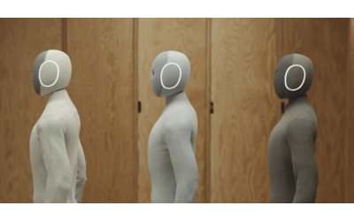 “NEO è un compagno umanoide progettato per trasformare la vita in casa”: ecco il robot che porta fuori la spazzatura, annaffia le piante e balla