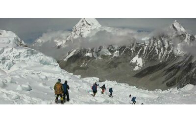 Nepal, morti i due alpinisti italiani dispersi. Si cercano altri connazionali