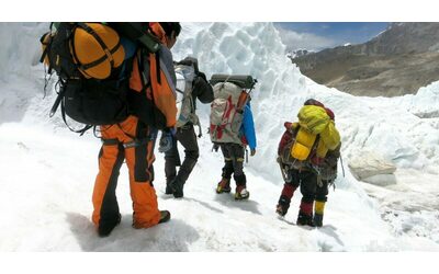 Nepal, sospese le ricerche degli alpinisti italiani: “La neve è troppo compatta”