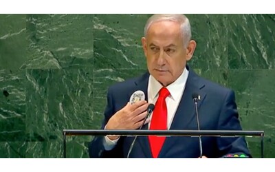 Netanyahu all’Onu con un Qr code appuntato sulla giacca: “Per ricordare il 7 ottobre, prendete i cellulari e inquadratelo”