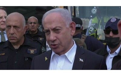 Netanyahu sul luogo dell’attentato a Gerusalemme: “Intensificheremo le nostre operazioni”