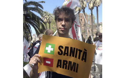 No al riarmo, le voci dalla piazza: “Qui l’Italia giusta. Non vogliamo essere complici della guerra”