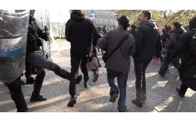 No Meloni Day, tensione a Torino tra manifestanti e polizia: il momento in cui un agente fa lo sgambetto a uno studente