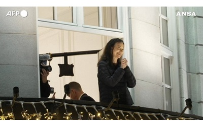 Nobel per la Pace Machado appare in pubblico dopo 11 mesi il saluto dall hotel a Oslo e l abbraccio coi sostenitori Video