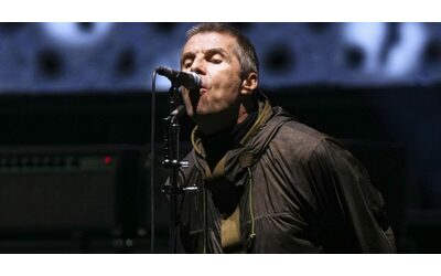 “Non abbiamo nessuna di quelle fo**ute telecamere sarcastiche dei Coldplay”: Liam Gallagher degli Oasis tranquillizza gli amanti presenti al concerto