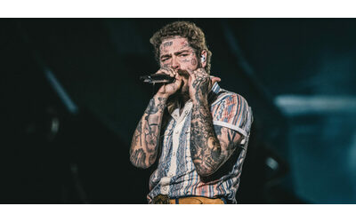 “Non c’è nessuno in tutto l’universo che possa dirvi un c***o”: Post Malone dà la carica ai 25mila fan italiani a Milano. Ad applaudirlo anche Olly e Naska