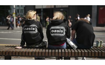 “Non c’era la sicurezza, il pavimento era scivoloso per la birra e la ringhiera era troppo bassa”: parlano i testimoni dopo la morte del fan al concerto degli Oasis