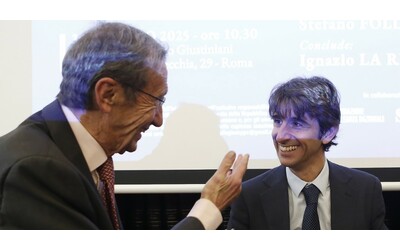 “Non è grazie a Berlusconi che la destra è cresciuta”: Fratelli d’Italia riscrive la storia dell’invenzione del bipolarismo in Italia
