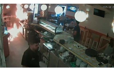 Non hanno la maionese da mettere nel panino, cliente dà fuoco al bar – Video
