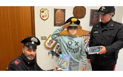 “Non ho buoni voti a scuola e mi vergogno a chiedere i soldi a papà”: bimbo scappa di casa e vende i suoi disegni per comprare un regalo di Natale alla sorellina