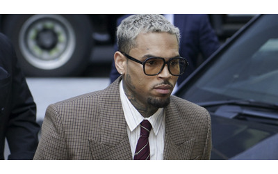 “Non ho colpito nessuno con la bottiglia di tequila al club”: Chris Brown nega tutto in tribunale