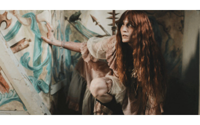 “Non sapevo di avere un’emorragia interna, ho lavorato lo stesso”: Florence Welch racconta della gravidanza extrauterina e la rottura di una tuba di Falloppio