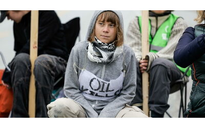 Norvegia, 200 attivisti e Greta Thunberg bloccano la più grande raffineria di petrolio del Paese
