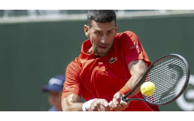 Novak Djokovic ko all’ Atp di Ginevra per dei tremori alla mano: “Sono preoccupato”. A rischio il Roland Garros?