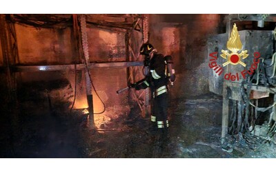 Novedrate, fiamme in un’azienda di lavorazione dei metalli. Quaranta vigili del fuoco impiegati per spegnerlo