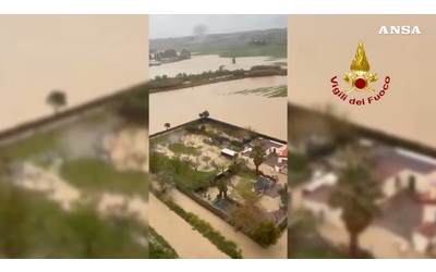 Nubifragi in Molise strade e campi allagati scuole chiuse in 30 Comuni Video