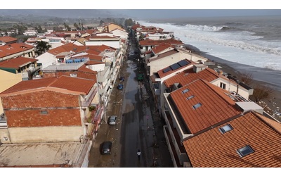 Nubifragi in Sicilia il disastro dopo la mareggiata a Fondachello il video dal drone