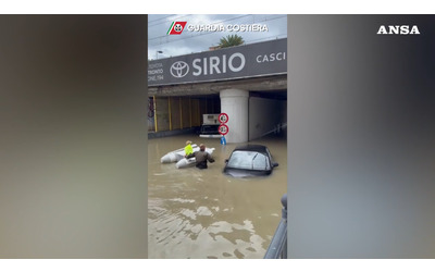 Nubifragio a San Benedetto del Tronto, auto bloccate nei sottopassi: interviene la Guardia costiera – Video