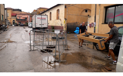 Nubifragio all’Isola d’Elba, case e aziende allagate a Portoferraio: “Migliaia di euro di danni” – Video