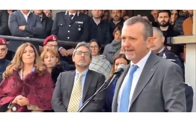 Nuova auto della polizia penitenziaria, Delmastro: “Un’intima gioia far sapere che non lasciamo respirare chi sta dietro il vetro oscurato”