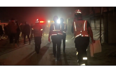 Nuovi attacchi di Israele, la protezione civile soccorre i feriti nelle zone colpite: il video