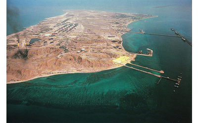 Nuovi attacchi Usa sull’isola di Kharg, cuore pulsante dell’industria petrolifera: colpiti oltre 50 obiettivi militari iraniani