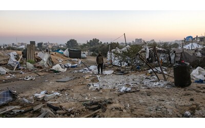 Nuovi raid di Israele a Gaza, colpito un campo profughi: ucciso il capo della polizia di Hamas e il suo vice. Tra i morti anche tre bambini