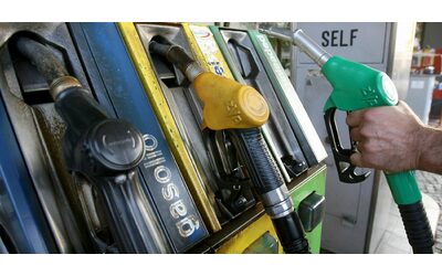 Nuovi rincari per i carburanti: benzina e diesel al top da agosto. I consumatori: “Intervenga Mr Prezzi e il governo tagli le accise”
