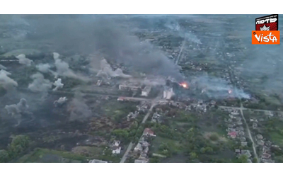 Offensiva russa nella regione di Kharkiv, Kiev: “Volchansk è in fiamme, si combatte casa per casa”